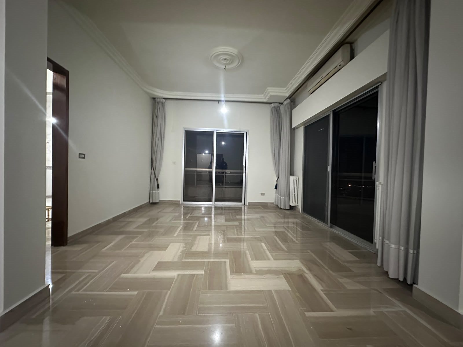 Ref (JA77.A.548)A 210 m2 apartment for sale in Ain Saade

-Floor 2

This property consists of the below:
- 3 big bedrooms
- 1 master bedroom 
- 3 bathrooms 
- 2 Salons
- Dining room 
- Sitting room 
- Kitchen 
- Maids room 
- 4 Balconies 

Features:
- Ultra Prime location 
- Panoramic view 
- Parking 
- Concierge 

Price: 239,000$

Brokerage fees: 2.5 % in case of selling / 1 month rental value in case of rent. 

For more info, kindly contact us on 71 66 55 71 / 71 788 178 or message us on WhatsApp with your full name and the reference number of the property and we will contact you the soonest.

I SOLD is a member of the Real Estate Syndicate of Lebanon (REAL)

I SOLD (Lebanon), Zalka Highway, Zalka 690 Bld. 6th Floor



رسوم الوساطه في حاله البيع ٢٫٥ ٪ وقيمة شهر في حالة الإيجار 

للمزيد من المعلومات، يرجى الاتصال بنا على  (71788178)(96171665571+) أو مراسلتنا على الواتساب مع الإسم الكامل والرقم المرجعي للعقار وسنتواصل معك في أقرب وقت

شركة  ( أي سولد )  عضو في نقابه الوسطاء والاستشاريين العقاريين في لبنان	 
